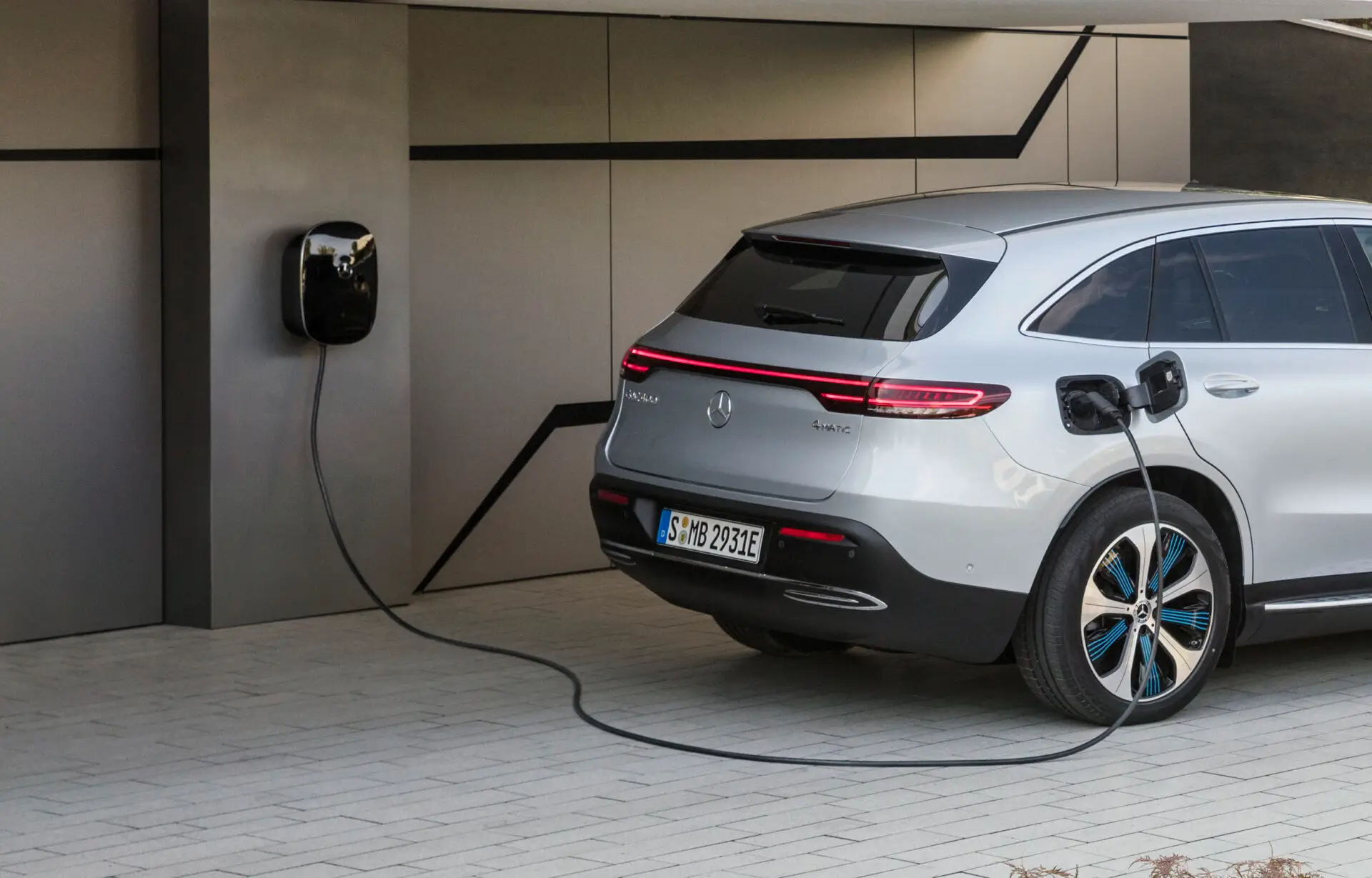 Επίτοιχος φορτιστής ηλεκτρικού αυτοκινήτου V-TAC (Wallbox) εγκατεστημένος σε γκαράζ - Leditnow.gr