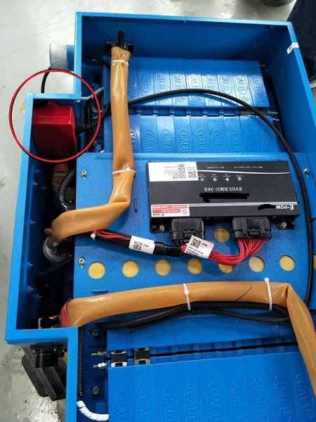 DIY μπαταρία 48V LiFePO4 με πρισματικές κυψέλες, busbars και BMS σε μεταλλικό ερμάριο