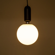 GloboStar® ESTETICO 61495 Μοντέρνο Κρεμαστό Φωτιστικό Μπάλα Μονόφωτο 1 x E27 IP20 Λευκό Γυαλί με Μαύρο Μέταλλο - Μ20 x Π20 x Υ38cm