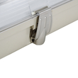 GLOBOSTAR® VIGAS 90612 Γραμμικό Βιομηχανικό Φωτιστικό Σκαφάκι Tri-Proof με Μεταλλικά Clips για 1 x Λάμπα T8 G13 120cm Τύπου Φθορίου LED Τροφοδοσίας Ενός Άκρου 120° AC 220-240V Αδιάβροχο IP65 - Γκρι με Διάφανο Κάλυμμα Πλαστικό PC - Μ126 x Π8 x Υ8.5cm