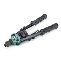 Πριτσιναδόρος βαρέως τύπου 2 χεριών 11" για πριτσίνια έως 4,8mm. Σχεδιασμός λαβής με υψηλή μόχλευση και αντιολισθητική
επιφάνεια που παρέχει δύναμη για την έλξη μεγαλύτερων
ραβδώσεων και εξασφαλίζει ανθεκτικότητα
 Εύκολη έλξη και τοποθέτηση ραβδώσεων μέχρι 4,8 mm
(ST90504) / 6,4 mm (ST90502)
 Πλαστικό δοχείο συλλογής για εύκολη απόρριψη των
χρησιμοποιημένων μανδρέλων
 Ανθεκτική κατασκευή από ατσάλι υψηλής αντοχής / ST90504