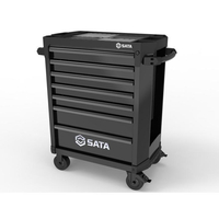 Εργαλειοφοριαμός με 7 συρτάρια. Το σύστημα ασφαλείας επιτρέπει ενα συρτάρι την φορά να είναι ανοιχτό. Τα συρτάρια δεν ανοίγουν ενώ το καρότσι βρίσκεται σε κίνηση. Συρτάρια πλήρως ανοικτά (100%).  Ενισχυμένη επιφάνεια εργασίας ABS με στρογγυλεμένες άκρες και δίσκους για μικρά εξαρτήματα. Εκτός κέντρου ενσωματωμένο σύστημα κεντρικού κλειδώματος. Εργονομικές χειρολαβές διπλής όψης για εύκολη μετακίνηση. Σώμα καροτσιού από χάλυβα πάχους 1,2 mm για αντοχή και
ανθεκτικότητα. Πλευρικά τοιχώματα με ενσωματωμένους πάγκους για την τοποθέτηση ποικίλων εξαρτημάτων.  Περιλαμβάνει 2 υποδοχές μπουκαλιών - μία για κάθε πλευρά. (ΜxΠxΥ: 253x71x109 mm). Τροχοί βαρέως τύπου με 2 σταθερές και 2 περιστρεφόμενες κατά 360° με φρένα. Κάθε βάση συρταριού προστατεύεται από επενδύσεις συρταριών EVA 2mm. Ανθεκτικό βιομηχανικό φινίρισμα που προστατεύει από γρατζουνιές και φθορές. Μαύρο πλαίσιο συρταριών από αλουμίνιο. Αντοχή συρταριών 45 kg, Συνολική αντοχή 800 kg. Μέγεθος συρταριού (LxW) 578x408 mm. Ταιριάζει σε όλους τους αρθρωτούς δίσκους PVC και σε όλους τους δίσκους EVA. Μήκος 945mm, Πλάτος 479, Ύψος 999mm. / ST95113G-B Εργαλειοφοριαμός με 7 συρτάρια. Το σύστημα ασφαλείας επιτρέπει ενα συρτάρι την φορά να είναι ανοιχτό. Τα συρτάρια δεν ανοίγουν ενώ το καρότσι βρίσκεται σε κίνηση. Συρτάρια πλήρως ανοικτά (100%).  Ενισχυμένη επιφάνεια εργασίας ABS με στρογγυλεμένες άκρες και δίσκους για μικρά εξαρτήματα. Εκτός κέντρου ενσωματωμένο σύστημα κεντρικού κλειδώματος. Εργονομικές χειρολαβές διπλής όψης για εύκολη μετακίνηση. Σώμα καροτσιού από χάλυβα πάχους 1,2 mm για αντοχή και
ανθεκτικότητα. Πλευρικά τοιχώματα με ενσωματωμένους πάγκους για την τοποθέτηση ποικίλων εξαρτημάτων.  Περιλαμβάνει 2 υποδοχές μπουκαλιών - μία για κάθε πλευρά. (ΜxΠxΥ: 253x71x109 mm). Τροχοί βαρέως τύπου με 2 σταθερές και 2 περιστρεφόμενες κατά 360° με φρένα. Κάθε βάση συρταριού προστατεύεται από επενδύσεις συρταριών EVA 2mm. Ανθεκτικό βιομηχανικό φινίρισμα που προστατεύει από γρατζουνιές και φθορές. Μαύρο πλαίσιο συρταριών από αλουμίνιο. Αντοχή συρταριών 45 kg, Συνολική αντοχή 800 kg. Μέγεθος συρταριού (LxW) 578x408 mm. Ταιριάζει σε όλους τους αρθρωτούς δίσκους PVC και σε όλους τους δίσκους EVA. Μήκος 945mm, Πλάτος 479, Ύψος 999mm. / ST95113G-B