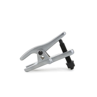 Εξωλκέας για ακρόμπαρα 3 - 56mm (1-1/8" - 2-1/8")
Το εργαλείο διαχωρίζει τις μπάλες των αρθρώσεων από τα τιμόνια
Λειτουργεί σε μπάλες αρθρώσεων από 1-1/8” - 2-1/8” και 30 mm - 56
mm σε μέγεθος
Ρυθμιζόμενο για την αφαίρεση των αρθρώσεων σε περιορισμένο χώρ