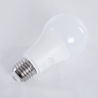 GloboStar® 60054 Λάμπα LED E27 A60 Γλόμπος 10W 990lm 260° AC 175-265V IP20 Φ6 x Υ11cm Ψυχρό Λευκό 6000K με Αισθητήρα Κίνησης Micro Wave - 3 Χρόνια Εγγύηση