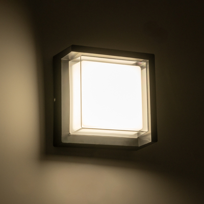 GLOBOSTAR® APEX 60770 Φωτιστικό Τοίχου - Απλίκα Εσωτερικού/Εξωτερικού Χώρου LED 10W 1050lm 120° AC175-265V Αδιάβροχο IP65 - Πλαστικό Σώμα - Φυσικό λευκό 4500K - Μ17 x Π17 x Υ9cm - Μαύρο - Bridgelux Chip - 3 Χρόνια Εγγύηση