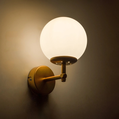 GloboStar® DALPH 203-0029 Vintage Επιτοίχιο Φωτιστικό Απλίκα Μονόφωτο 1 x E27 IP20 Χρυσό Μέταλλο με Λευκό Γυαλί - M18 x Π15 x Υ23cm