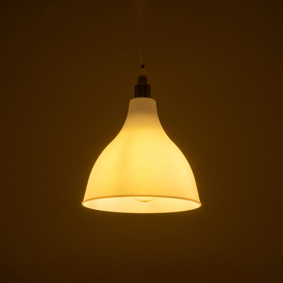 GloboStar® RADE 203-0125 Μοντέρνο Κρεμαστό Φωτιστικό Καμπάνα Μονόφωτο 1 x E27 IP20 Λευκό με Χρυσό Πλαστικό - Μ17.5 x Π17.5 x Υ56cm