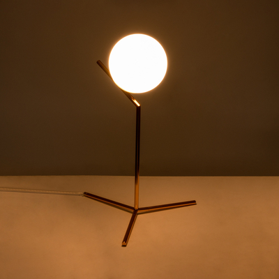 GloboStar® ELFIS GOLD 01551 Μοντέρνο Επιτραπέζιο Φωτιστικό Πορτατίφ Μονόφωτο 1 x E27 Χρυσό Μεταλλικό με Λευκό Γυαλί Μπάλα Φ15 x Υ53cm