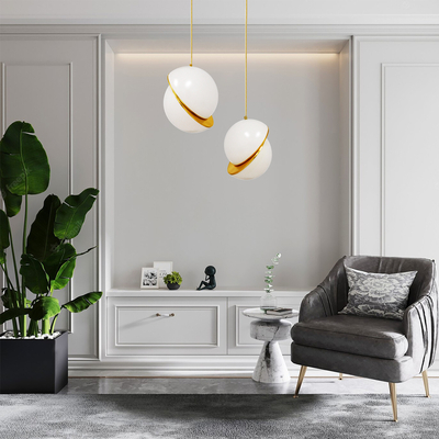 GloboStar® HUDSON 01555 Μοντέρνο Κρεμαστό Φωτιστικό Μπάλα Μονόφωτο 1 x E27 IP20 Λευκό Πλαστικό & Χρυσό Μέταλλο - Μ30 x Π30 x Υ34cm