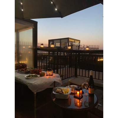 GloboStar® 71506 Αυτόνομο Ηλιακό Κρεμαστό Διακοσμητικό Φωτιστικό Φανάρι με Κεράκι LED 1W 50lm με Ενσωματωμένη Μπαταρία 120mAh - Φωτοβολταϊκό Πάνελ με Αισθητήρα Ημέρας-Νύχτας Αδιάβροχο IP65 Θερμό Λευκό 1600K