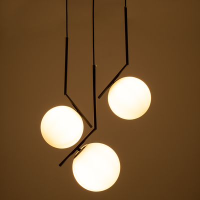 GloboStar® MONROE 00952 Μοντέρνο Κρεμαστό Φωτιστικό Μπάλα Τρίφωτο 3 x E27 IP20 Μαύρο Μέταλλο με Λευκό Γυαλί - Μ60 x Π60 x Υ50cm