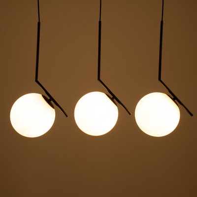 GloboStar® MONROE 00954 Μοντέρνο Κρεμαστό Φωτιστικό Ράγα Τρίφωτο 3 x E27 IP20 Μαύρο Μέταλλο με Λευκό Γυαλί - Μ74 x Π25 x Υ50cm