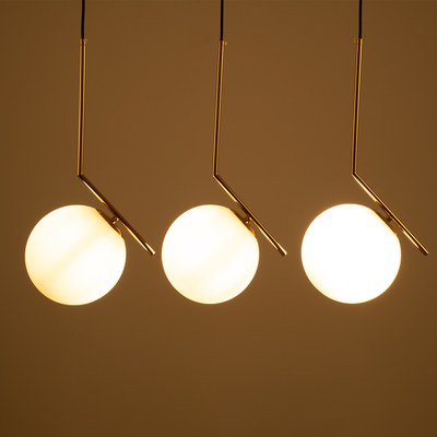 GloboStar® MONROE 00955 Μοντέρνο Κρεμαστό Φωτιστικό Ράγα Τρίφωτο 3 x E27 IP20 Χρυσό Μέταλλο με Λευκό Γυαλί - Μ74 x Π25 x Υ50cm