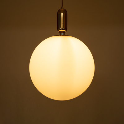 GloboStar® ESTETICO 61494 Μοντέρνο Κρεμαστό Φωτιστικό Μπάλα Μονόφωτο 1 x E27 IP20 Λευκό Γυαλί με Χρυσό Μέταλλο - Μ40 x Π40 x Υ58cm