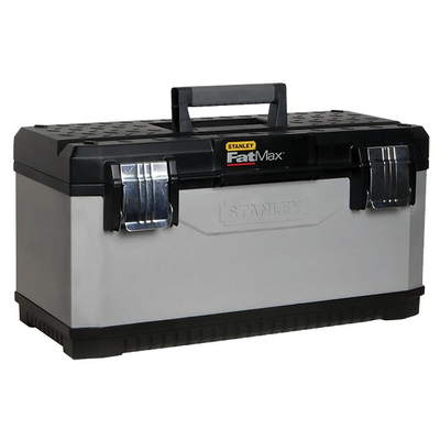 Καινοτόμος οριζόντιος αποθηκευτικός χώρος. Ανάγλυφο λογότυπο. Μεγάλα μεταλλικά κουμπώματα. Εργονομική λαβή. Ευρύχωρο μεταλλικό σώμα. Καπάκι σε σχήμα “V” στο άνω μέρος για ανάγκες κοπής με πριόνι στον χώρο εργασίας.
Επί πλέον αντοχή και μεταφορά βαρέων φορτίων. / 1-95-616