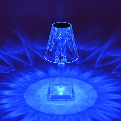 GloboStar® CRYSTAL 62042 Επαναφορτιζόμενο Επιτραπέζιο Φωτιστικό Πορτατίφ LED 1W 100lm 360° DC 5V IP44 RGBW Dimmable με Φορτιστή και Ασύρματο Χειριστήριο IR Διάφανο Πλαστικό - Μ11.5 x Π11.5 x Υ25.5cm - 3 Χρόνια Εγγύηση