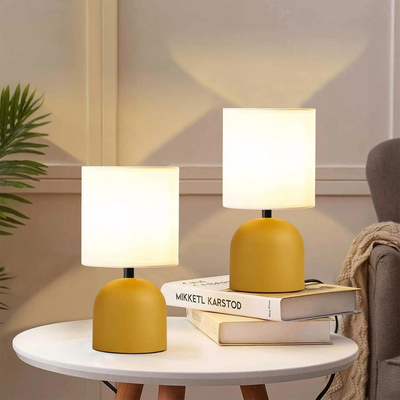 GloboStar® LOREN 204-0137 Μοντέρνο Eπιτραπέζιο Φωτιστικό Μονόφωτο 1 x E27 IP20 Κίτρινο Μέταλλο με Μπεζ Ύφασμα - Μ15 x Π15 x Υ31cm