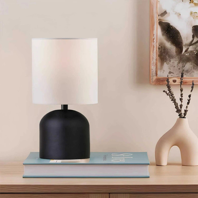 GloboStar® LOREN 204-0138 Μοντέρνο Eπιτραπέζιο Φωτιστικό Μονόφωτο 1 x E27 IP20 Μαύρο Μέταλλο με Μπεζ Ύφασμα - Μ15 x Π15 x Υ31cm