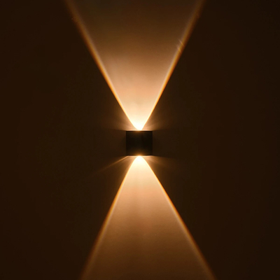 GLOBOSTAR® SIXOAD 60676 Μοντέρνο Φωτιστικό Τοίχου - Απλίκα LED 4W 500lm 30° AC 220-240V Αδιάβροχο IP65 Θερμό Λευκό 2700K - CREE XPE Chip & TÜV SÜD Driver - Μαύρο Ματ - Μ8.5 x Π3.5 x Υ8cm - 5 Χρόνια Εγγύηση