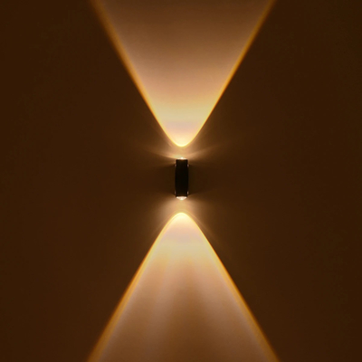 GLOBOSTAR® ARC 60679 Μοντέρνο Φωτιστικό Τοίχου - Απλίκα LED 4W 500lm 30° AC 220-240V Αδιάβροχο IP65 Θερμό Λευκό 2700K - CREE XPE Chip & TÜV SÜD Driver - Μαύρο Ματ - Μ3.5 x Π4.8 x Υ11.5cm - 5 Χρόνια Εγγύηση