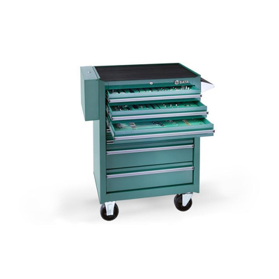 Περιλαμβάνει:
3 καστάνιες ταχείας απεμπλοκής 1/4”, 3/8”, 1/2”
10 καρυδάκια εξάγωνα 1/4”: 5, 5.5, 6, 7, 8, 9, 10, 11, 12, 13 mm
3 καρυδάκια εξάγωνα μακριά 1/4”: 6, 7, 10 mm
9 καρυδάκια εξάγωνα 3/8”: 8, 9, 10, 11, 12, 13, 14, 15, 16 mm
3 καρυδάκια εξάγωνα μακριά 3/8”: 13, 15, 16 mm
10 καρυδάκια εξάγωνα 1/2”: 10, 14, 15, 16, 17, 18, 19, 21, 22, 27 mm
2 καρυδάκια εξάγωνα μακριά 1/2”: 17, 19 mm
11 καρυδάκια πολύγωνα 1/2”: 10, 11, 12, 13, 17, 19, 20, 22, 24, 30, 32 mm
4 καρυδάκια μύτης άλλεν 1/4”: 5, 6 mm, Pozidriv #2, Slotted 5.5 mm
5 καρυδάκια μύτης Torx® 3/8”: T10, T15, T20, T25, T30
5 καρυδάκια μύτης άλλεν 1/2”: 5, 6, 7, 8, 10 mm
4 καρυδάκια μύτης Torx® μακριά 1/2”: T25, T27, T30, T45
6 καρυδάκια μύτης άλλεν μακριά 1/2”: 5, 6, 7, 8, 12, 14 mm
3 Πολύσφηνα μακριά 1/2”: M6, M8, M10
4 καρυδάκια μετρικά αέρος 1/2”: 17, 19, 21, 22 mm
16 Γερμανοπολύγωνα: 7, 10, 11, 12, 13, 14, 15, 16, 17, 19, 20, 21, 22, 23, 24, 27 mm
9 Γερμανικά: 8 x 10, 10 x 12, 11 x 13, 12 x 14, 14 x 17, 16 x 18, 17 x 19, 21 x 23, 22 x 24 mm
7 Πολύγωνα: 8 x 9, 10 x 11, 12 x 13, 14 x 15, 18 x 19, 20 x 22, 24 x 27 mm
15 Κατσαβίδια Torx®: T10 x 100, T15 x 100, T20 x 100, T25 x 100, T27 x 100, T30 x 100 mm
Slotted: 6 x 38, 3.2 x 75, 5 x 100, 6 x 150, 8 x 150 mm
Phillips: #1 x 75, #2 x 38, #2 x 100, #3 x 150 mm
1 Γκαζόπενσα 8”
1 Μυτοτσίμπιδο 6”
1 Πλαγιοκόφτης 5”
1 Πλαγιοκόφτης 7”
1 Μυτοτσίμπιδο ασφαλειών εξωτερικό ίσιο 7”
1 Μυτοτσίμπιδο ασφαλειών εξωτερικό κυρτό 7”
1 Μυτοτσίμπιδο ασφαλειών εσωτερικό ίσιο 7”
1 Μυτοτσίμπιδο ασφαλειών εσωτερικό κυρτό 7”
1 Hammer Hickory Ball Pein 24 oz
1 Πιστόλι αέρα 100 mm
1 Μπουλονόκλειδο 1/2”
5 Κλειδιά λαδιού: 65, 74, 76, 90, 93 mm
1 Κλειδί φίλτρου λαδιού 63-102 mm
1 Φιλτρόκλειδο 75-95 mm
1 Δυναμόκλειδο 300 Nm
22 Εξαρτήματα:
Σετ άλλεν μπίλιας μακριά 9τεμ
Σετ φίλλερ 16τεμ
1/4” Προέκταση: 2”, 4”
1/4” Λαβή για καρυδάκια
1/4” Εύκαμπτη προέκταση 6”
3/8” Προέκταση: 6”, 10”
3/8” Καρυδάκια για μπουζί: 16, 21 mm
3/8” Εύκαμπτη προέκταση 8”
1/2” Προέκταση: 5”, 10”
1/2” Μανέλα: 1/4”, 3/8” / ST95207S