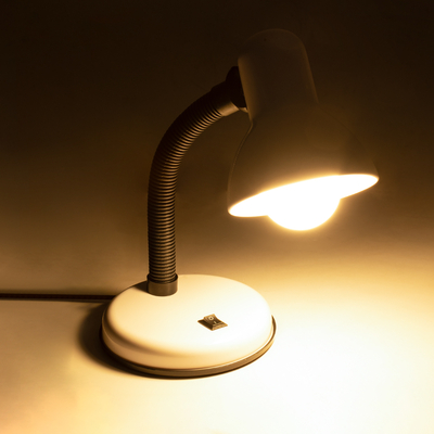 GLOBOSTAR® STUDENT 01531 Μοντέρνο Επιτραπέζιο Φωτιστικό Πορτατίφ με Ντουί 1 x E27 AC 220-240V IP20 - Λευκό - Μ12 x Π12 x Υ32cm