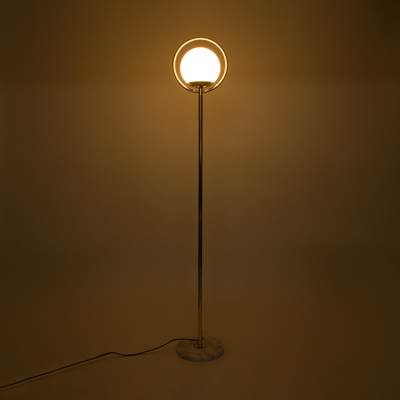 GloboStar® VERSAILLES 01541 Μοντέρνο Επιδαπέδιο Φωτιστικό Μονόφωτο 1 x E27 IP20 Χρυσό Μέταλλο, Λευκό Γυαλί με Γκρι Μάρμαρο - Μ25 x Π25 x Υ150cm