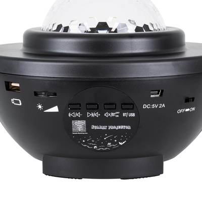 GloboStar® 85817 Μαύρο Επιτραπέζιο Διακοσμητικό Φωτιστικό Ειδικών Εφε NIGHT GALAXY WORLD 3D LED 10W DC 5V 2200mAh Επαναφορτιζόμενο με Bluetooth Speaker - Sound Activated - Καλώδιο Τροφοδοσίας USB και Ασύρματο Χειριστήριο RF 2.4Ghz Πολύχρωμo RGBW Dimmable