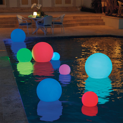 GLOBOSTAR® AQUAGLOW 85824 Μοντέρνο Φωτιστικό Κήπου Μπάλα με IR Ασύρματο Χειριστήριο LED 5W 250lm 360° DC 5V με USB-C με Επαναφορτιζόμενη Μπαταρία Li-ion 3.7V 2x18650 1400mAh Αδιάβροχο IP54 Πολύχρωμο RGBW Dimmable - Sanan SMD Chip - Γαλακτερό Λευκό - Μ24 x Π24 x Υ24cm - 2 Χρόνια Εγγύηση