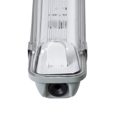 GLOBOSTAR® VIGAS 90610 Γραμμικό Βιομηχανικό Φωτιστικό Σκαφάκι Tri-Proof με Μεταλλικά Clips για 1 x Λάμπα T8 G13 60cm Τύπου Φθορίου LED Τροφοδοσίας Ενός Άκρου 120° AC 220-240V Αδιάβροχο IP65 - Γκρι με Διάφανο Κάλυμμα Πλαστικό PC - Μ66 x Π8 x Υ8cm