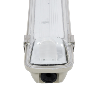 GLOBOSTAR® VIGAS 90612 Γραμμικό Βιομηχανικό Φωτιστικό Σκαφάκι Tri-Proof με Μεταλλικά Clips για 1 x Λάμπα T8 G13 120cm Τύπου Φθορίου LED Τροφοδοσίας Ενός Άκρου 120° AC 220-240V Αδιάβροχο IP65 - Γκρι με Διάφανο Κάλυμμα Πλαστικό PC - Μ126 x Π8 x Υ8.5cm