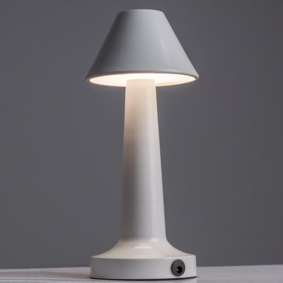 GloboStar® MOLLY 76514 Επαναφορτιζόμενο Επιτραπέζιο Φωτιστικό Πορτατίφ LED 1.5W 105lm 120° DC 5V IP44 Θερμό Λευκό 2700K Dimmable Λευκό Αλουμίνιο - Μ10 x Π10 x Υ23cm - 2 Xρόνια Εγγύηση