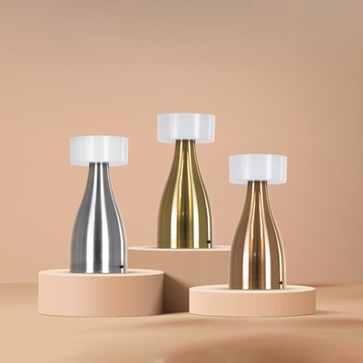 GloboStar® DOLLY 76470 Επαναφορτιζόμενο Επιτραπέζιο Φωτιστικό Πορτατίφ LED 1.5W 105lm 120° DC 5V IP44 CCT Ultra Θερμό 1500K - Φυσικό Λευκό 4500K - Ψυχρό Λευκό 6000K Dimmable Χρυσό & Λευκό Πλαστικό - Μ9 x Π9 x Υ21cm - 2 Χρόνια Εγγύηση