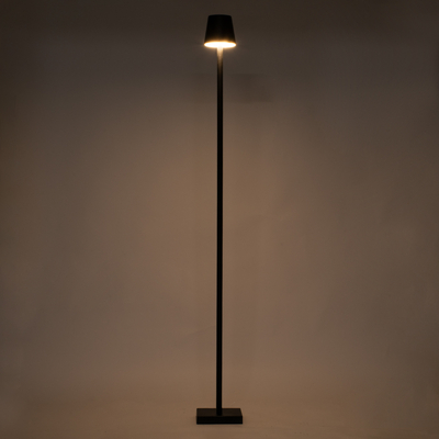 GloboStar® NEGA 60477 Μοντέρνο Επιδαπέδιο Φωτιστικό LED 2.2W 154lm 360° DC 5V IP44 Θερμό Λευκό 2700K Dimmable με Διακόπτη Αφής - Επαναφορτιζόμενο με Μπαταρία Li-ion 4000mAh - Μαύρο - Φ10 x Υ135cm - 2 Χρόνια Εγγύηση