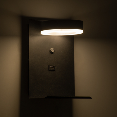 GLOBOSTAR® CROWN 61370 Μοντέρνο Φωτιστικό Τοίχου - Απλίκα Ξενοδοχείου Reading Light με Φορτιστή USB 3A LED 5W 550lm 120° AC 220-240V IP20 Φυσικό Λευκό 4500K - Bridgelux COB Chip & TÜV SÜD Driver - Μαύρο Ματ - Μ15 x Π15 x Υ23cm - 3 Χρόνια Εγγύηση