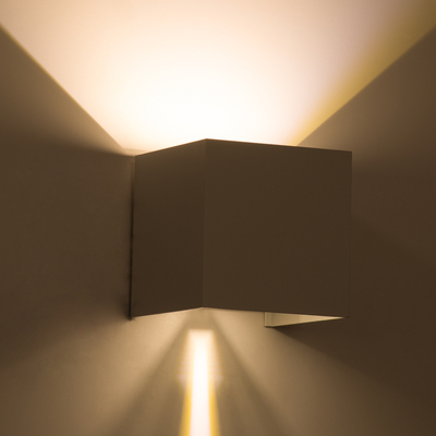 GLOBOSTAR® AXIS-S 60560 Μοντέρνο Φωτιστικό Τοίχου - Απλίκα LED 10W 1150lm 5°/60° AC 220-240V Αδιάβροχο IP65 Θερμό Λευκό 2700K - Bridgelux COB Chip & TÜV SÜD Driver - Λευκό Ματ - Μ10 x Π10 x Υ10cm - 5 Χρόνια Εγγύηση