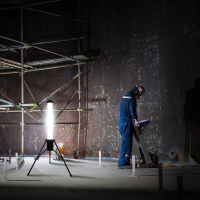 GLOBOSTAR® WORKINGLIGHT 99051 Προβολέας Εργασίας με Τρίποδο LED 65W 6000lm 360° AC 220-240V Αδιάβροχο IP65 IK08 Ψυχρό Λευκό 6000K - Sanan SMD Chip - Λευκό Γαλακτερό - Μ70 x Π70 x Υ130cm - 3 Χρόνια Εγγύηση