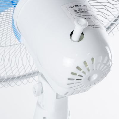GloboStar® SOLARA-FAN 85355 Solar Fan Αυτόνομος Ηλιακός Επιδαπέδιος Ανεμιστήρας 25W 2 Λειτουργιών Ρεύματος με AC 220-240V ή με Φωτοβολταϊκό Panel 9V 12W & Επαναφορτιζόμενη Μπαταρία Li-ion 7.4V 4400mAh - 3 Ταχύτητες - Ενσωματωμένο USB 2.0 Charger Συσκευών - IP20 - Μ44 x Π37.5 x Υ132cm - Λευκό & Μπλε - 2 Years Warranty