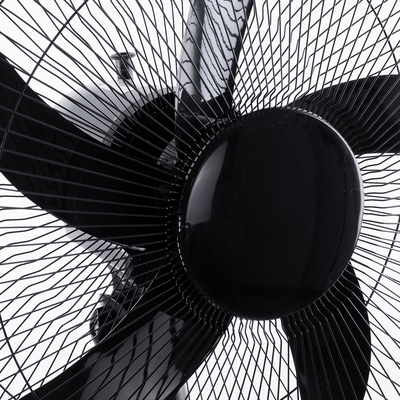 GloboStar® SOLARE-FAN 85358 Solar Fan Αυτόνομος Ηλιακός Επιδαπέδιος Ανεμιστήρας 25W 2 Λειτουργιών Ρεύματος με AC 220-240V ή με Φωτοβολταϊκό Panel 9V 15W & Επαναφορτιζόμενη Μπαταρία Li-ion 7.4V 6000mAh - 12 Ταχύτητες - Ασύρματο Χειριστήριο - Ενσωματωμένο USB 2.0 Charger Συσκευών - IP20 - Μ44 x Π37.5 x Υ132cm - Μαύρο - 2 Years Warranty