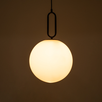 GLOBOSTAR® BELLISSIMO 61490 Μοντέρνο Κρεμαστό Φωτιστικό Οροφής με Ντουί 1 x E27 AC 220-240V IP20 - Λευκό & Μαύρο - Μ30 x Π30 x Υ52cm