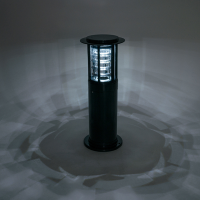 GLOBOSTAR® SOLARMIS 90536 Φωτιστικό Κολωνάκι Κήπου LED 10W 180lm 120° με Ενσωματωμένο Φωτοβολταϊκό Panel 6V 5W & Επαναφορτιζόμενη Μπαταρία Li-ion 3.2V 6000mAh με Αισθητήρα Ημέρας-Νύχτας Αδιάβροχο IP65 All in One CCT 6000K-4500K-2700K - Γκρι Ανθρακί - Μ22 x Π22 x Υ59cm - 2 Χρόνια Εγγύηση