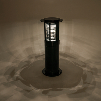 GLOBOSTAR® SOLARMIS 90536 Φωτιστικό Κολωνάκι Κήπου LED 10W 180lm 120° με Ενσωματωμένο Φωτοβολταϊκό Panel 6V 5W & Επαναφορτιζόμενη Μπαταρία Li-ion 3.2V 6000mAh με Αισθητήρα Ημέρας-Νύχτας Αδιάβροχο IP65 All in One CCT 6000K-4500K-2700K - Γκρι Ανθρακί - Μ22 x Π22 x Υ59cm - 2 Χρόνια Εγγύηση