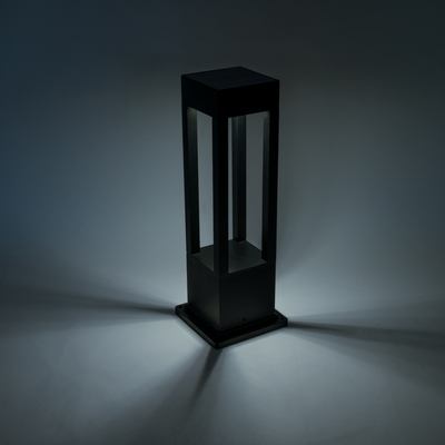 GLOBOSTAR® HONEYBEE 90537 Φωτιστικό Κολωνάκι Κήπου LED 10W 500lm 120° με Ενσωματωμένο Φωτοβολταϊκό Panel 6V 2W & Επαναφορτιζόμενη Μπαταρία Li-ion 3.2V 4000mAh με Αισθητήρα Ημέρας-Νύχτας Αδιάβροχο IP65 Ψυχρό Λευκό 6000K - Γκρι Ανθρακί - Μ20 x Π20 x Υ60cm - 2 Χρόνια Εγγύηση