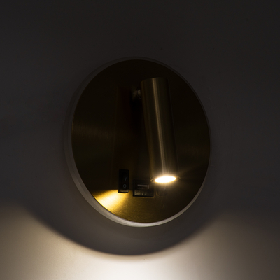 GLOBOSTAR® LADY-R 60940 Μοντέρνο Φωτιστικό Τοίχου - Απλίκα Ξενοδοχείου Reading Light με Φορτιστή USB 3A LED 6W 600lm 36° & 360° AC 220-240V IP20 Φυσικό Λευκό 4500K - Bridgelux COB Chip & TÜV SÜD Driver - Χρυσό Βούρτσας - Μ15 x Π15 x Υ17cm - 3 Χρόνια Εγγύηση