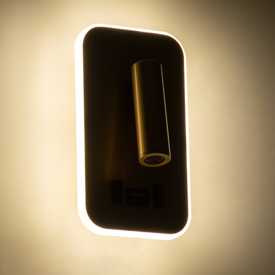 GLOBOSTAR® LADY-O 61366 Μοντέρνο Φωτιστικό Τοίχου - Απλίκα Ξενοδοχείου Reading Light με Φορτιστή USB 3A LED 10W 1000lm 36° & 360° AC 220-240V IP20 Φυσικό Λευκό 4500K - Bridgelux COB Chip & TÜV SÜD Driver - Χρυσό Βούρτσας - Μ10.5 x Π10 x Υ18.5cm - 3 Χρόνια Εγγύηση