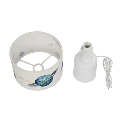 GloboStar® SATURN 204-0030 Παιδικό Eπιτραπέζιο Φωτιστικό Πορτατίφ Μονόφωτο 1 x E27 IP20 Πολύχρωμο Ύφασμα με Λευκό Πλαστικό - Μ24 x Π24 x Υ32cm