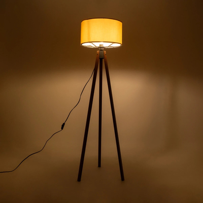 GloboStar® SAGA 204-0033 Μοντέρνο Eπιδαπέδιο Φωτιστικό Μονόφωτο 1 x E27 IP20 Καφέ Ξύλο με Κίτρινο Ύφασμα - Μ38 x Π38 x Υ140cm