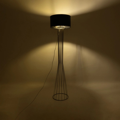 GloboStar® NOVA 201-0039 Μοντέρνο Επιδαπέδιο Φωτιστικό 1 x E27 IP20 Ασημί Μεταλλό με Μαύρο Ύφασμα - Μ36 x Π36 x Υ148cm