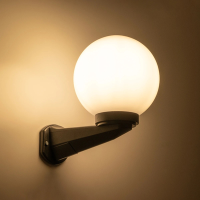 GLOBOSTAR® AGROS 61592 Μοντέρνο Φωτιστικό Τοίχου - Απλίκα με Ντουί 1 x E27 AC 220-240V Αδιάβροχο IP65 - Λευκό & Μάυρο - Μ20 x Π20 x Υ30cm