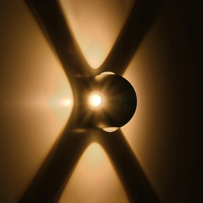 GLOBOSTAR® VEGA 60673 Μοντέρνο Φωτιστικό Τοίχου - Απλίκα LED 12W 1500lm 30° AC 220-240V Αδιάβροχο IP65 Θερμό Λευκό 2700K - Bridgelux COB Chip & TÜV SÜD Driver - Μαύρο Ματ - Μ10 x Π7.5 x Υ10cm - 5 Χρόνια Εγγύηση